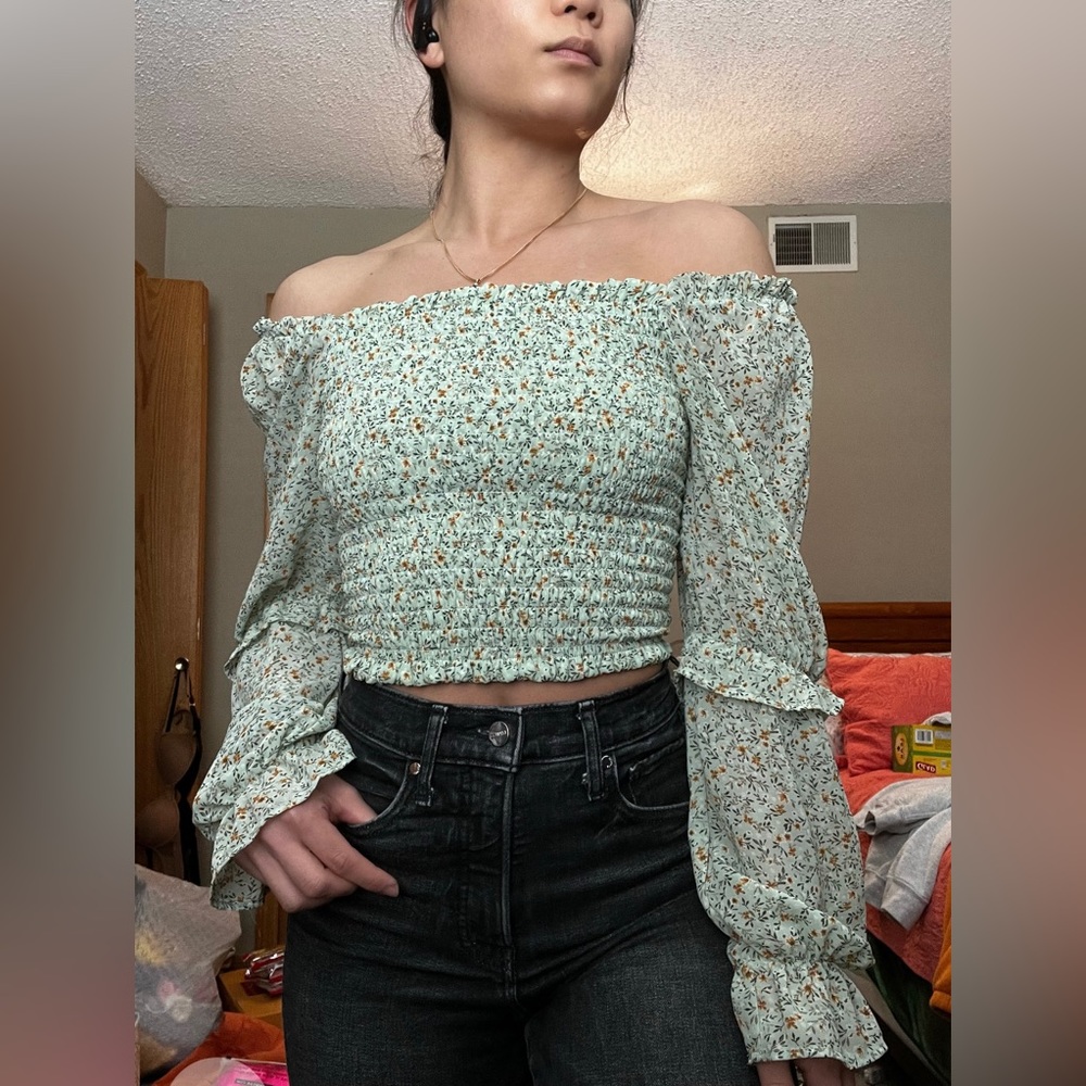 XS off the shoulder crop. Worn once